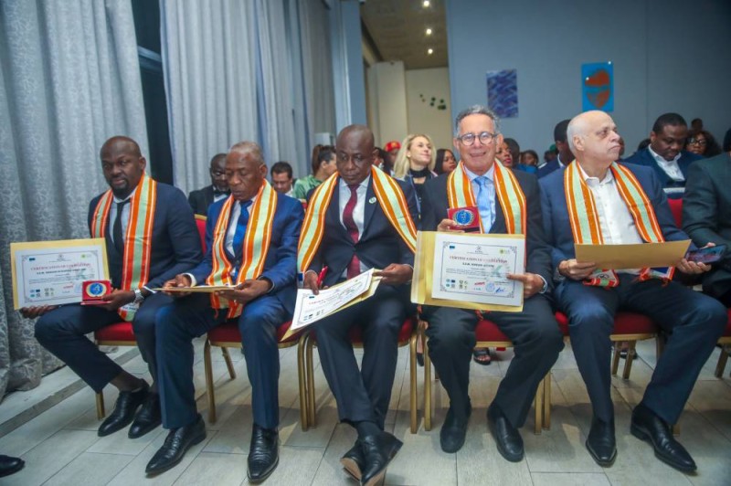 Des ambassadeurs accrédités, heureux de recevoir leurs attributs. (Ph: Dr)