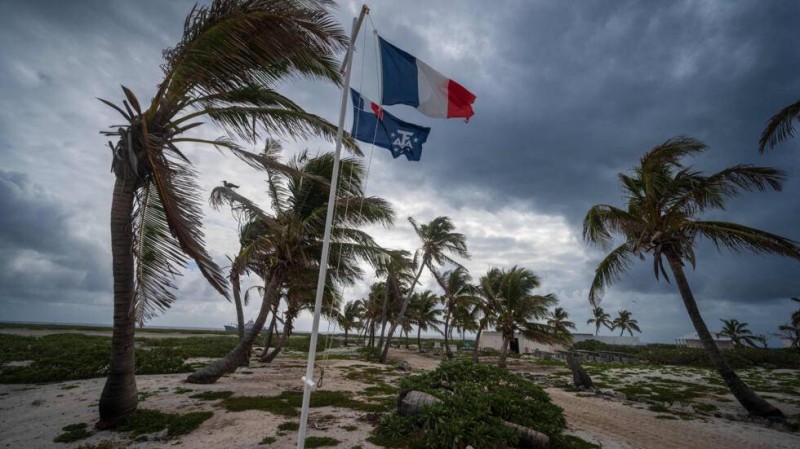 Un drapeau français disposé sur l'île Tromelin, une des nombreuses îles qui composent les Îles Éparses. (photo d'illustration) © Patrick Hertzog / AFP
