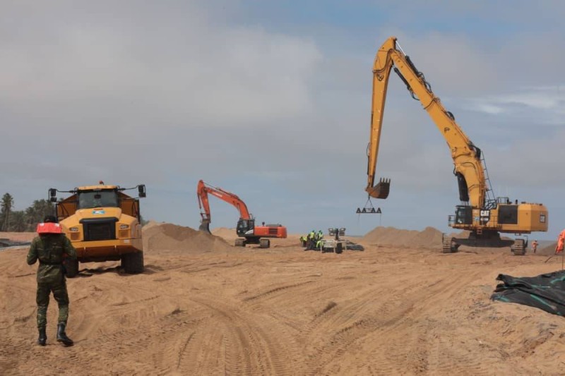 Les travaux de stabilisation du cordon sableux de Grand-Lahou avancent bien, selon le ministre. (Ph: Abdoulaye Coulibaly)