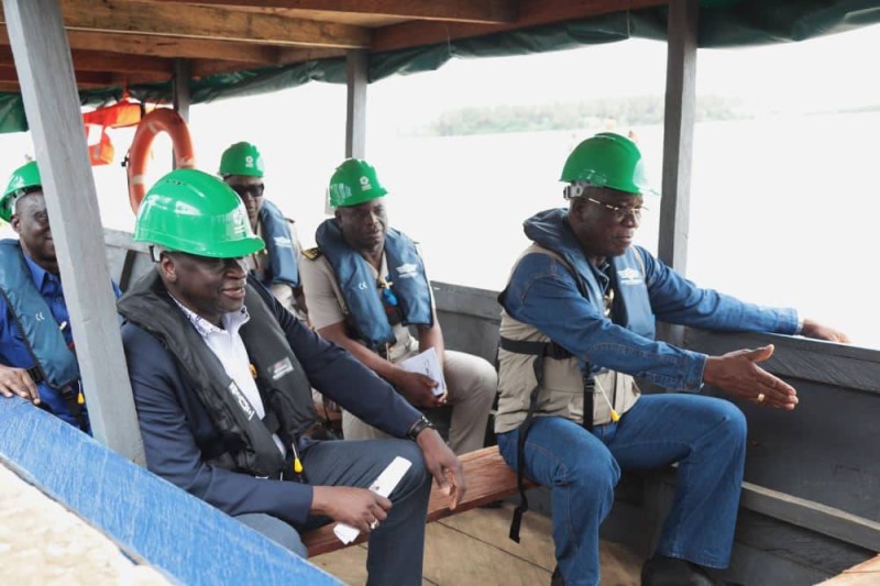 Le ministre Assahoré est les partenaires du projet dans une pirogue à moteur. (Ph: Abdoulaye Coulibaly)