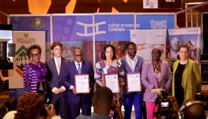 Photo de famille après la signature de l’accord au Salon international du contenu audiovisuel (SICA).