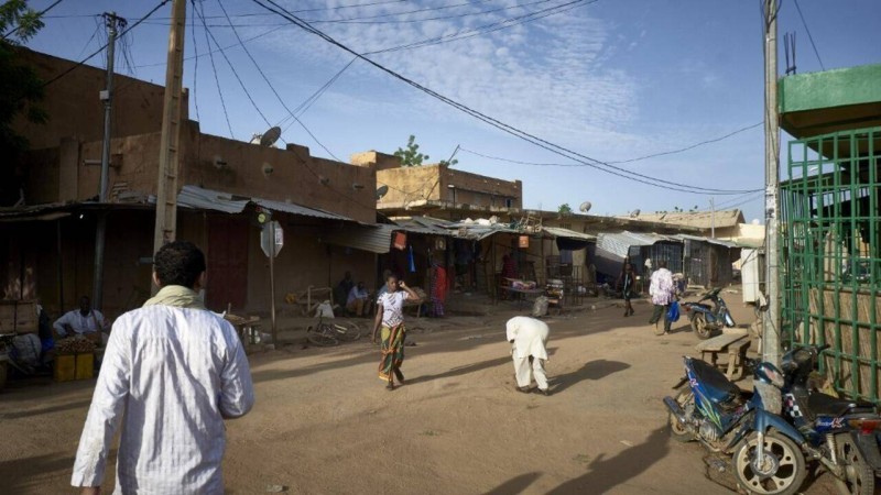 Une rue de Nioro, ville qui a été visée par l'une des attaques simultanées du Jnim en juillet 2025, ici en septembre 2020. (illustration) AFP - MICHELE CATTANI
