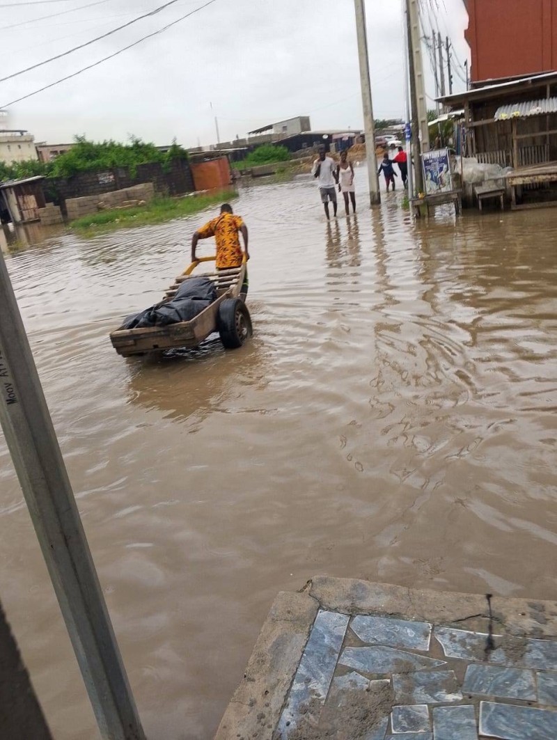 Une rue inondée dans le quartier Gonzagueville, à Port-Bouët. (Ph: DANIELLE SERI)