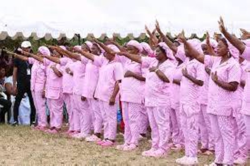 Des sages-femmes prêtant serments lors de leur sortie officielle (DR)