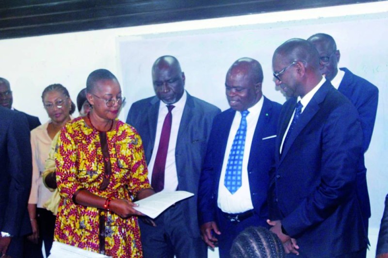 Le directeur de cabinet du ministre de l'Enseignement technique, de la Formation professionnelle et de l'Apprentissage, Moustapha Sangaré, a procédé à la vérification des épreuves sous l'œil vigilant des candidats. (PHOTO:DR)
