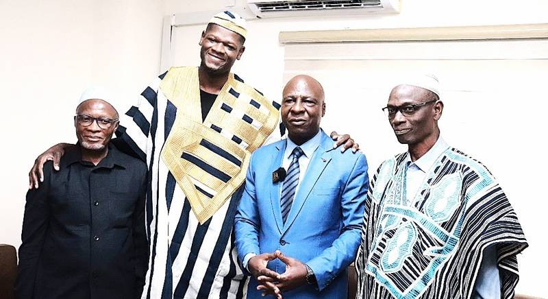 Le basketteur de haut niveau, entre Patrice Remarck (à gauche) et le ministre Bamba Cheick Daniel est déterminé à prendre ses marques dans son pays d'origine. (Ph: Dr)