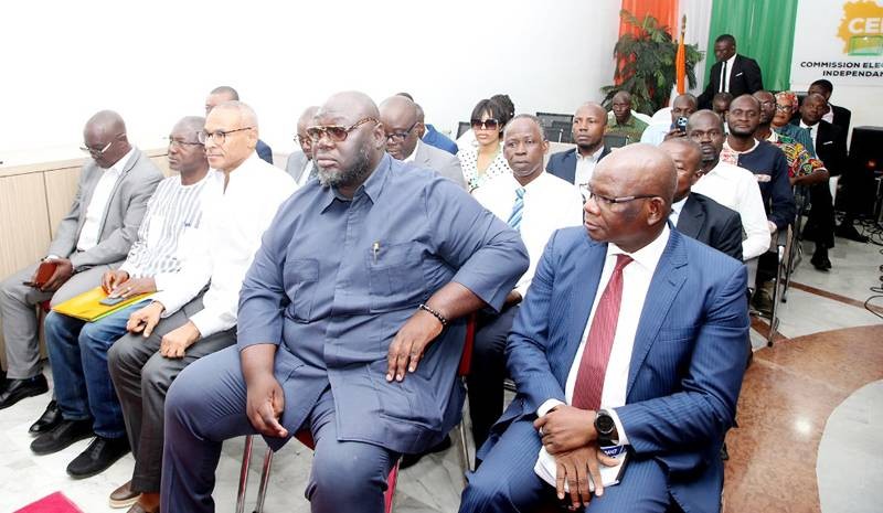 Le secrétaire exécutif du PPA-CI, Crisoua Anangama (2e à partir de la droite), en tant que représentant du candidat Laurent Gbagbo, a reçu un kit de parrainage. (Ph: Poro Dagnogo)