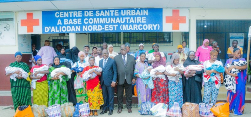 Le ministre Tchagba offre amour et réconfort aux nouvelles mamans