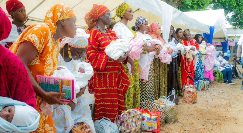 Kits pour bébé et dons du ministre Tchagba aux mamans
