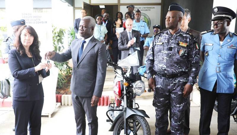 Saito Seiko, Représentante résidente adjointe de la JICA (à gauche) remet symboliquement les clés à Jean-Fructueux Vako, directeur de cabinet adjoint du ministre Diomandé Vagondo. (Ph: Dr)