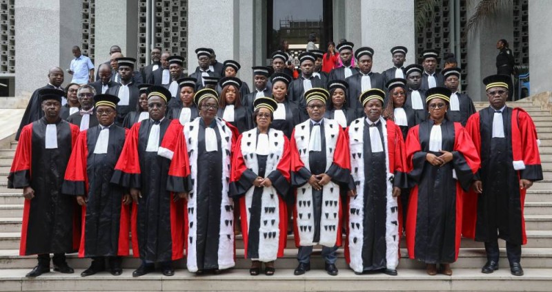 Les 21 nouveaux magistrats posant aux côtés du Premier Président de la Cour d’Appel d’Abidjan, Tahirou Dembele, après leur prestation de serment.