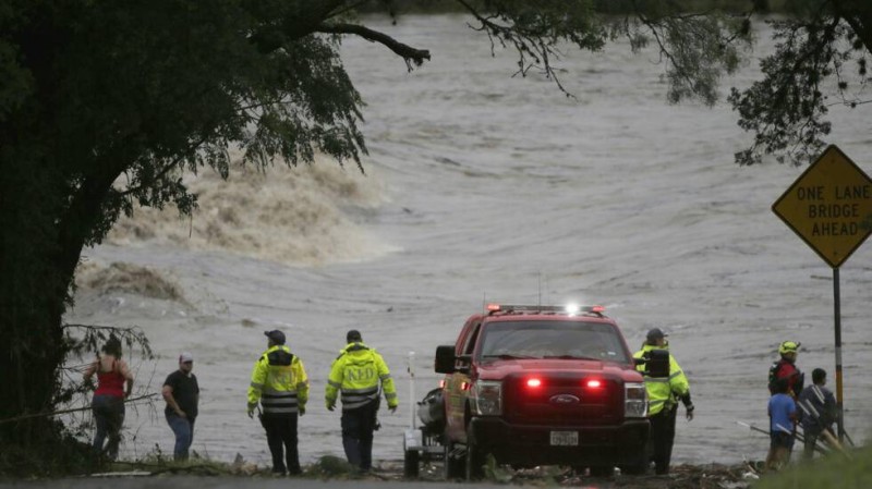 Des secouristes inspectent le fleuve Guadalupe au Texas, le 4 juillet 2025. © AP/Michel Fortier