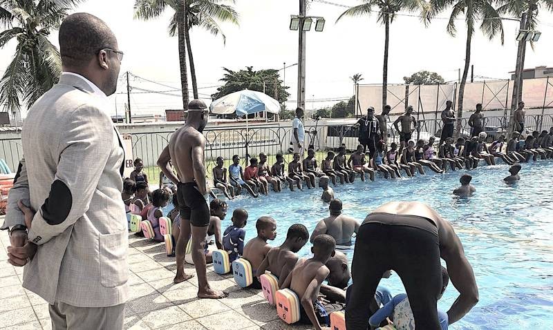 La mairie de Treichville et la Fissa mettent à profit les vacances scolaires pour apprendre la natation et le sauvetage aquatique aux jeunes. (Ph: Dr)