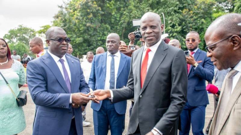 Adama Diawara remettant symboliquement les clés au président de l'Université de Bondoukou. (Ph: Dr)