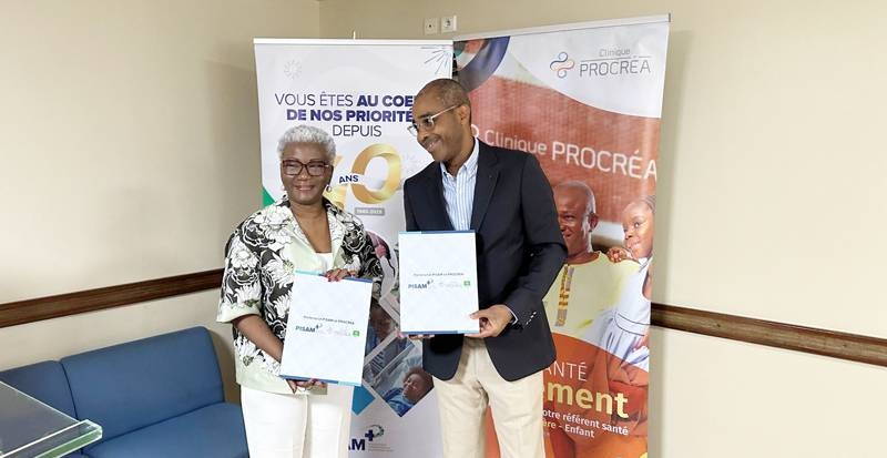 Dr Myriam Kadio-Morokro, directrice générale de Procréa (à gauche) et le Pdg de la Pisam, Eric Djibo, échangeant les parafeurs. (Ph: Dr)