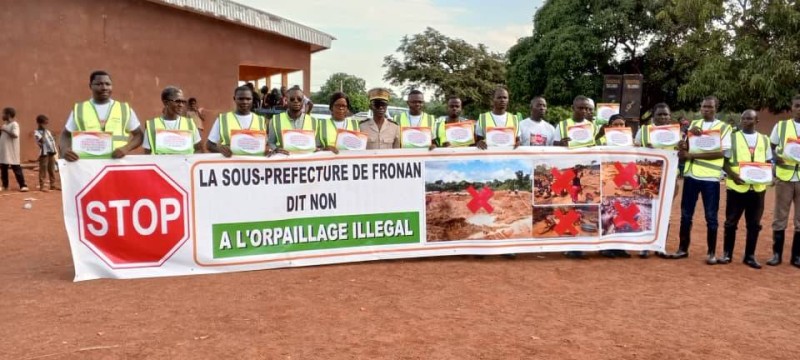 Le sous-préfet entouré des points focaux à qui il a remis les lettres de mission. (Ph: Dr)