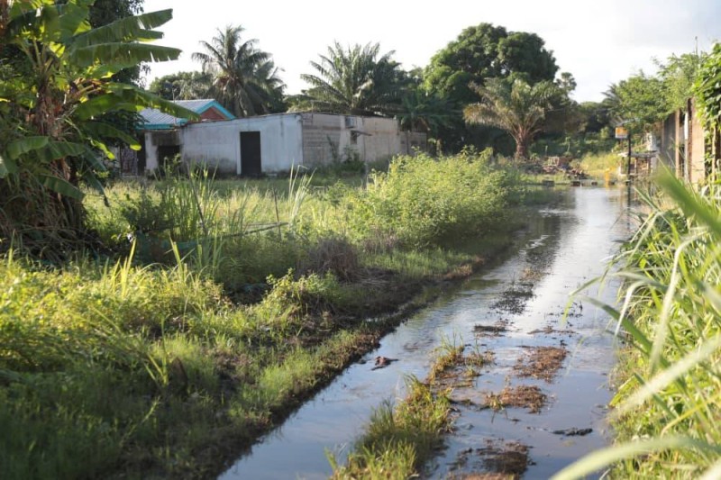 L’eau de pluie met plusieurs jours à se résorber, rendant les déplacements difficiles. (Ph: Abdoulaye Coulibaly)