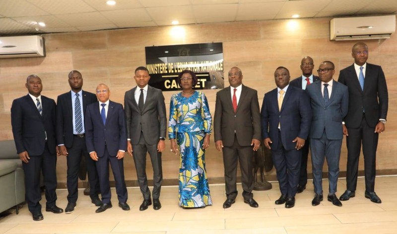 La délégation de la Banque Ouest-Africaine de Développement et la ministre Mariatou Koné