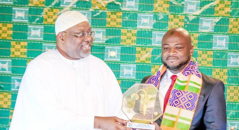 Sako Issouf (à droite) recevant son prix. (Ph: Dr)