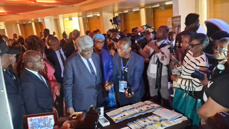 Robert Mambé a visité les stands du forum. (DR)