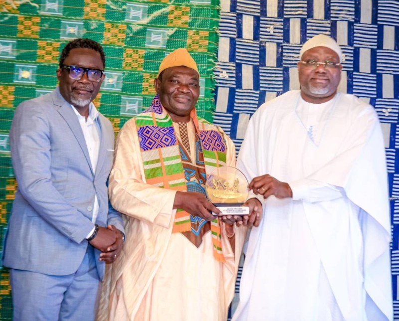 Amadou Coulibaly dit Arnaud (au centre) heureux de recevoir son prix. (Ph: Dr)