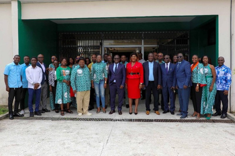 Photo de famille après la cérémonie de remise de la salle multimédia. (Ph: Dr)