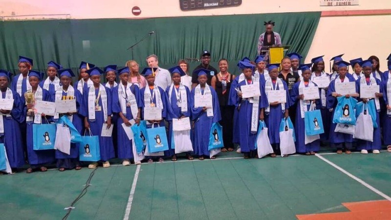 Les filles du groupe « Les Victorieuses » du lycée moderne d’Abobo ont remporté, samedi 12 juillet 2025 au forum de l’université Félix Houphouët-Boigny de Cocody, le premier prix de la 2e édition du championnat national de robotique grâce à un robot conçu pour nettoyer la lagune Ébrié.(Ph:dr)