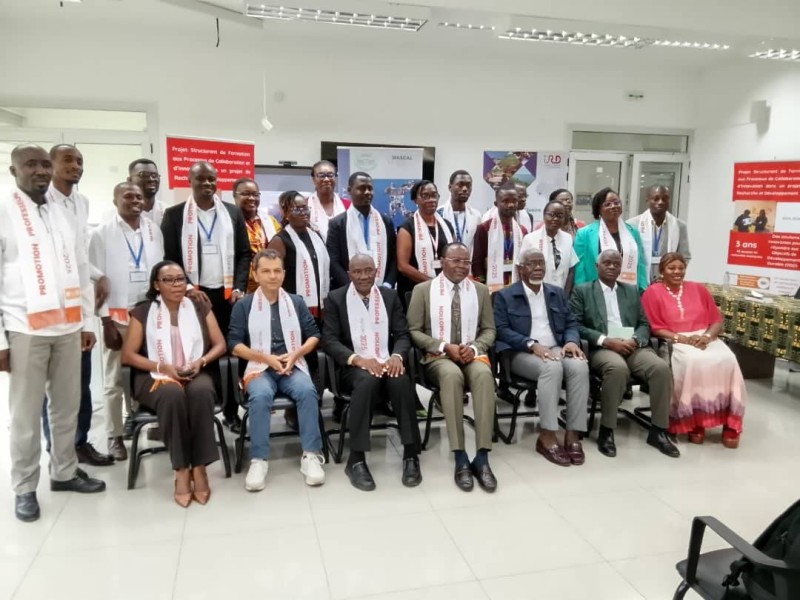 Les membres de la deuxième cohorte de la formation, heureux de recevoir leurs attestations, en présence des officiels de la cérémonie. (Ph: Dr)