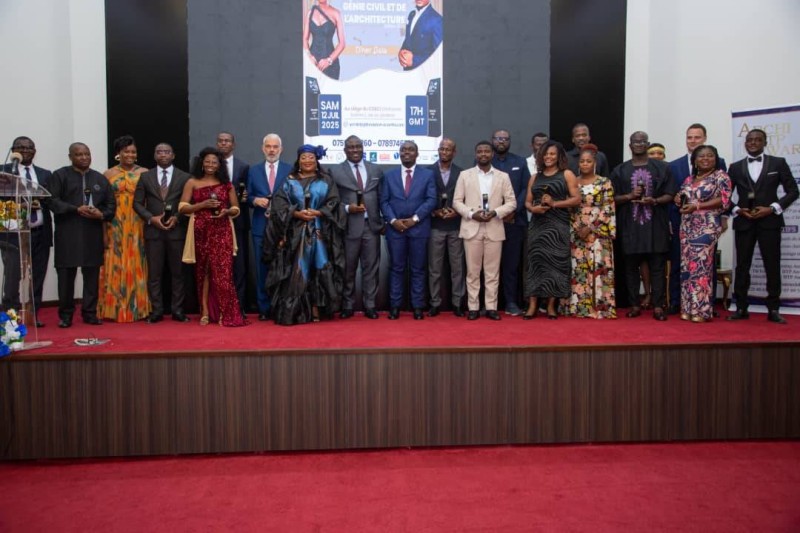 Les acteurs heureux de recevoir leur prix, tout en promettant de glaner d’autres lauriers. (Photo. Dr)