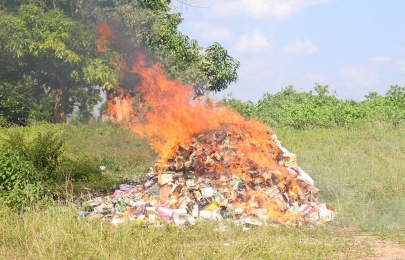 Une grande quantité de drogue et des médicaments de qualité inférieure consumés par les flammes. (Ph: Dr)