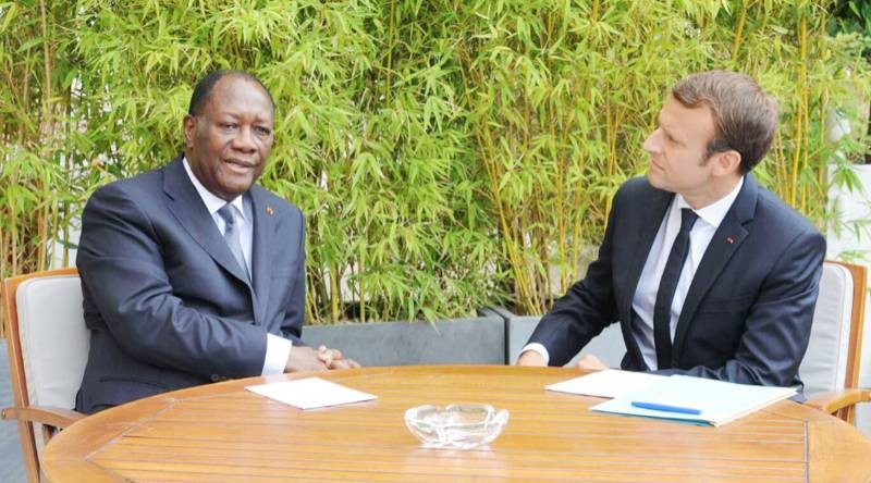 Les Présidents Alassane Ouattara et Emmanuel Macron lors d'un déjeuner de travail à Paris. (Photo d'archives)