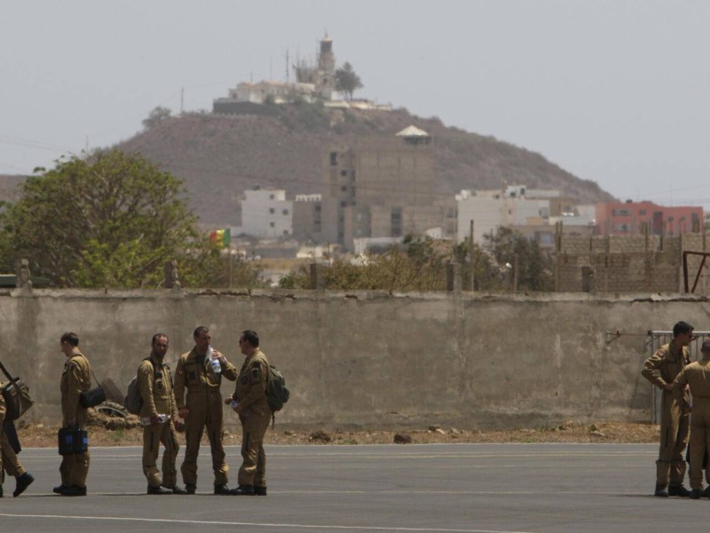 Des membres de l'équipage militaire français discutent sur le tarmac de la base aérienne militaire française de Dakar, au Sénégal, ici le 2 juin 2009. (photo d'illustration) AP - Rebecca Blackwell