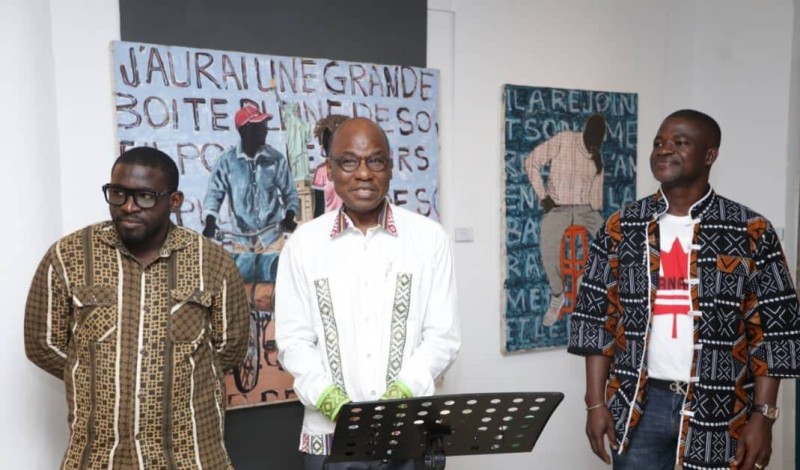 Les artistes Traoré et Soro Zana encadrant le professeur Yacouba Konaté