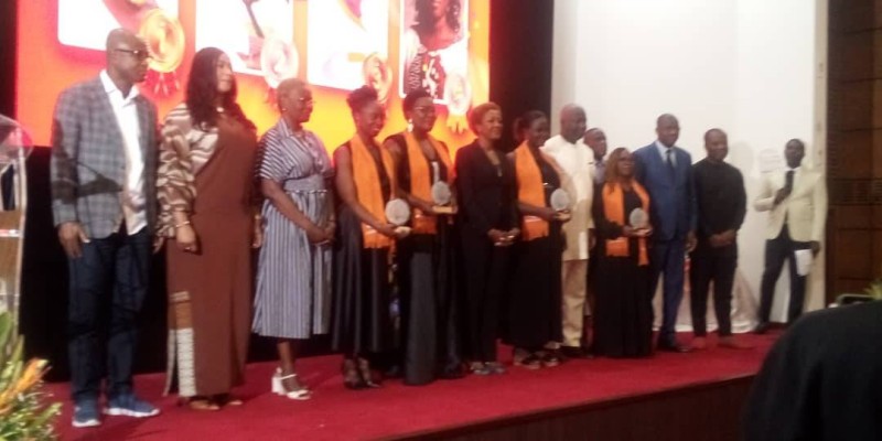 Les 10 finalistes ont posé avec les responsables de Petro Ivoire et le ministère du Commerce. (Ph: Dr)