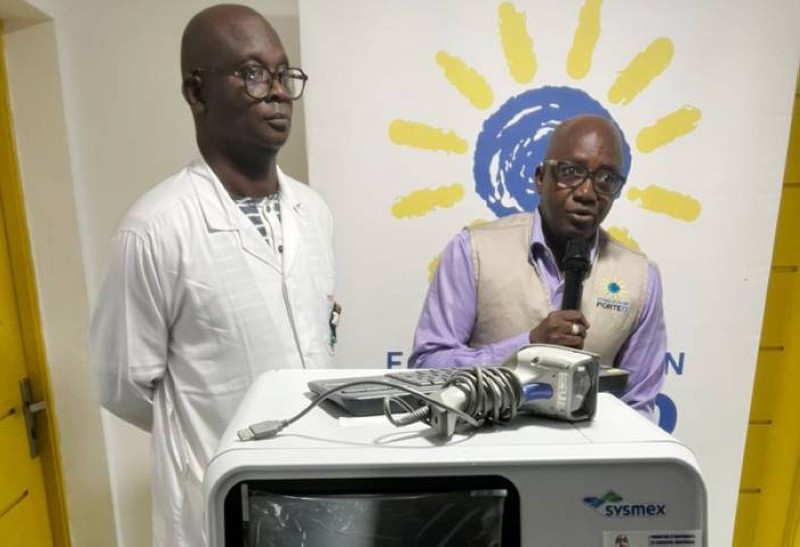 Dr Diarrassouba, directeur de l’unité de néphrologie de Yopougon (en blouse blanche), a exprimé sa gratitude au Dr Coulibaly de la Fondation Porteo pour ce calculateur automatique d’hématologie qui permettra de sauver des vies. (Ph: Dr)