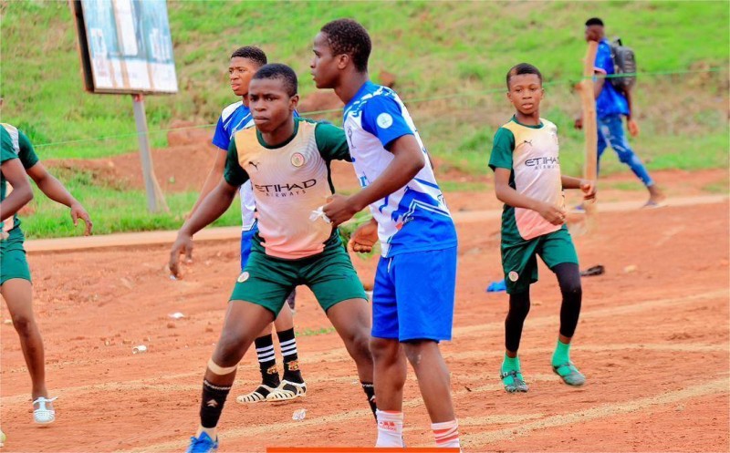 Koonan (en bleu et balnc) ont disposé de Booko en demi-finale par 2 buts à 0
