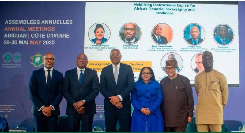 De gauche à droite : Chinua Azubike, directeur général d’InfraCredit; Denis Charles Kouassi, directeur général de la Caisse nationale de prévoyance sociale de Côte d’Ivoire ; Ethiopis Tafara, vice-président de la Société financière internationale ; Boitumelo Mosako, directrice générale de la Banque de développement d’Afrique australe (DBSA) ; le modérateur de la session, Victor Oladokun, conseiller principal du président du Groupe de la Banque africaine de développement pour la communication et l’engagement des parties prenantes et Timi Agama, directeur général de la Securities and Exchange Commission du Nigeria (Commission des valeurs mobilières du Nigeria).
