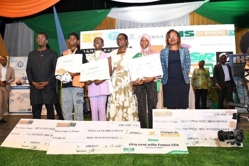 Les lauréates de la 19e édition du concours Miss Mathématiques aux côtés des responsables de CI-Energies. (Ph: Dr)