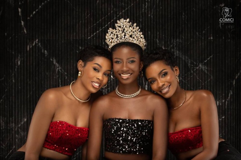 Fatima Koné, Miss Côte d'Ivoire 2025, encadrée par Diane Gouano (1re dauphine à gauche) et Marie-Axelle Gbogou (2e dauphine).