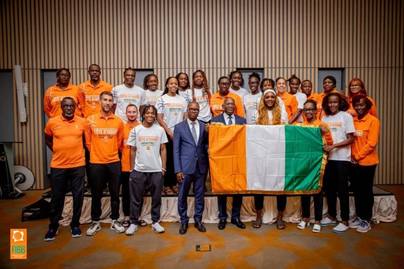 Le ministre délégué en charge des Sports, le président de la Fédération ivoirienne de basketball et les Éléphantes basketteuses. (Ph: Dr)