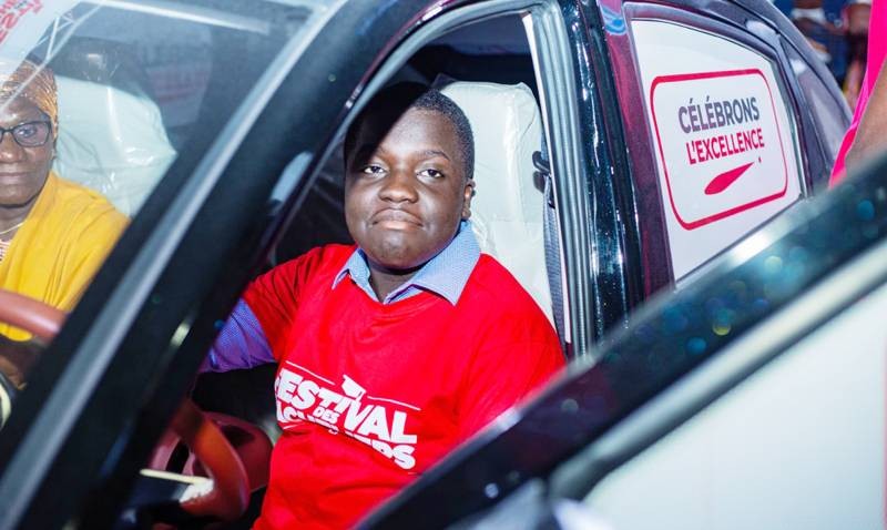 N’Zoré Prince Ezéchiel, meilleur bachelier de Côte d’Ivoire à bord de son véhicule. (Ph: Dr)