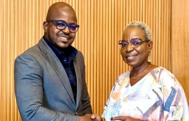 Elisabeth Goli (à droite), la présidente de l'Ufresa-CI lors de la signature du partenariat avec la Chaire Unesco Eau, femmes, Pouvoirs de Décision. (Ph: Dr)