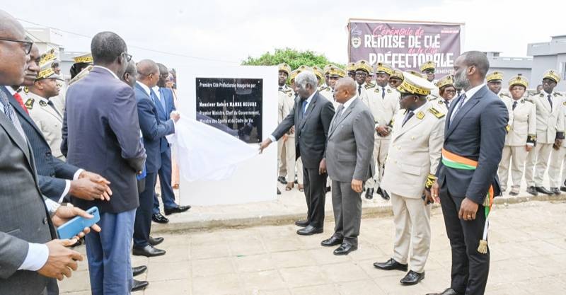 Le Premier ministre Beugré Mambé dévoilant la stèle de la cité préfectorale. (Ph: Dr)