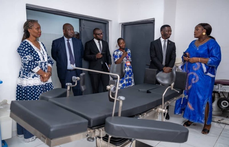 Mme Massetou Traoré, Directrice Générale Adjointe de NSIA Banque CI, lors de la visite des nouvelles installations de la Clinique Ste Rita.