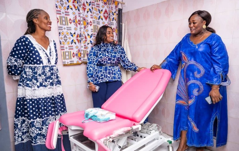 La délégation de NSIA Banque CI et de la SFI aux côtés de l’équipe médicale de la Clinique Ste Rita de Dimbokro.