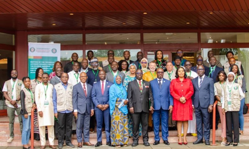 Photo de famille des participants à l’atelier régional du CRSCM sur la gouvernance sanitaire, tenu du 23 au 25 juillet 2025 à Abuja.