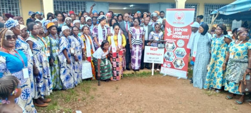 Le sénateur Doua Kéï Edouard (au centre) a représenté la présidente du Sénat Kandia Camara à la cérémonie du mouvement des femmes de Facobly. (Photo : Dr)
