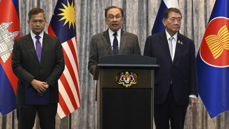 Le Premier ministre malaisien Anwar Ibrahim s'exprime lors d'une conférence de presse entouré de ses homologues cambodgien Hun Manet et thaïlandais Phumtham Wechayachai, le 28 juillet 2025 à Putrajaya en Malaisie. AP - Mohd Rasfan