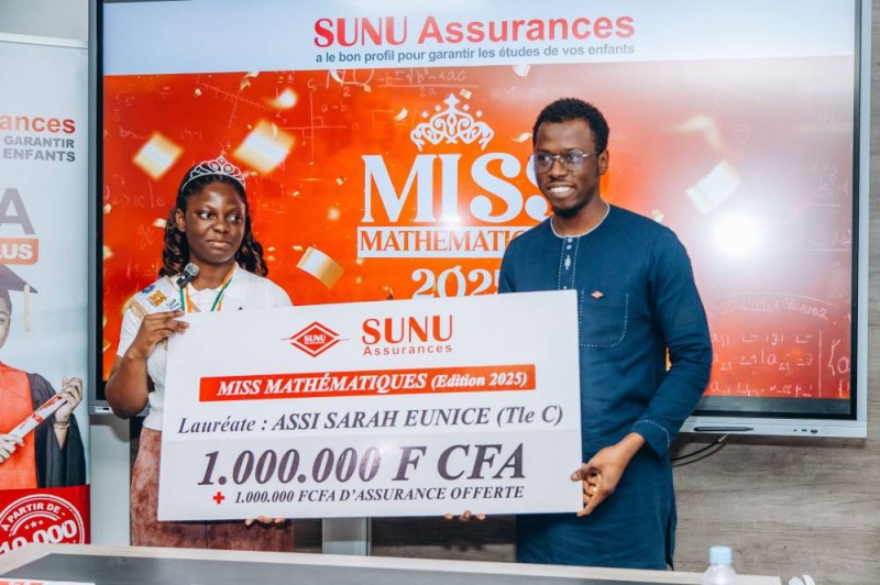 Landry Angoua remettant le chèque à Mlle Assi Sarah Eunice, Miss Mathématiques. (Ph: Dr)