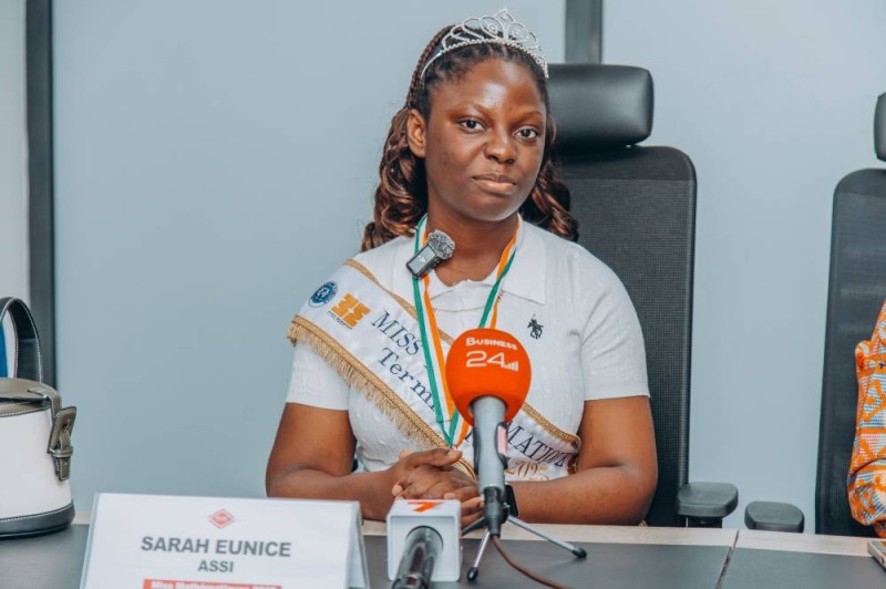 Mlle Assié Sarah Eunice, Miss Mathématiques 2025 très heureuse de recevoir remercie Sunu Assurances Vie. (Ph: Dr)